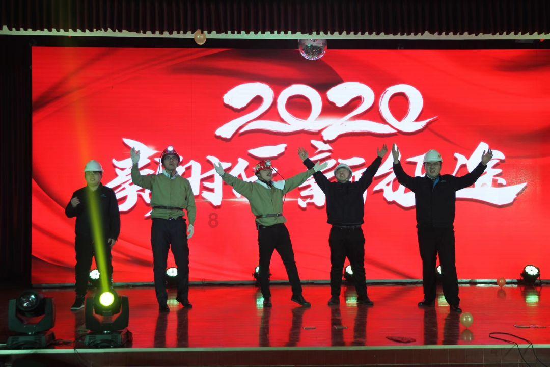 老人乘坐扶梯时不慎摔倒,拼尽全力用身体死死撑住老人的小姐姐,获见义勇为奖励