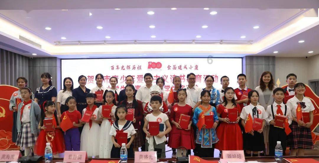 常州一男子跑进商场金店柜台将金饰塞进包里